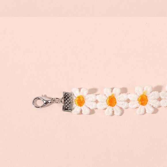 Sweet little daisy chain choker - Picture 2 of 3